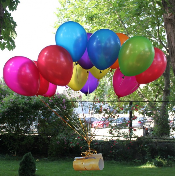 Гелий на 10 шаров. Шарики на улице. Гелиевые шары на улице. Воздушные шары много. Цветные воздушные шары на улице.