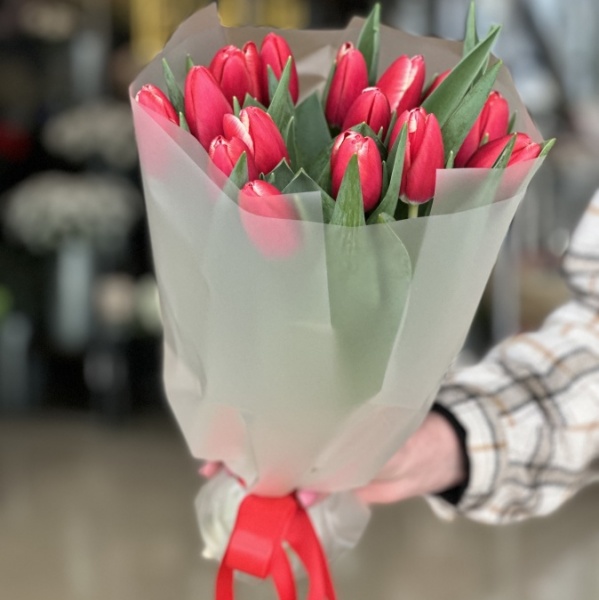 Букет из 15 тюльпанов в оформлении купить c доставкой по Омску