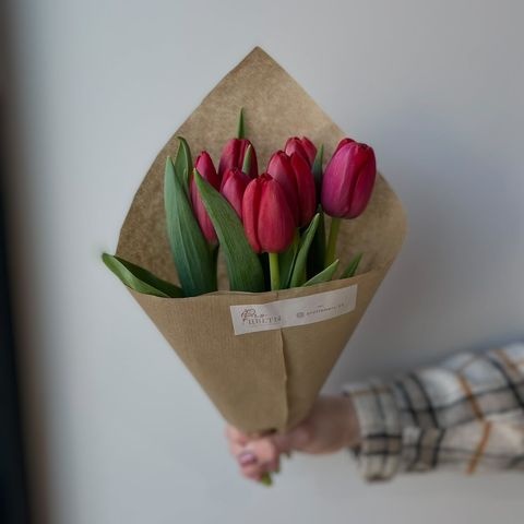 Букет из красных тюльпанов купить c доставкой по Омску