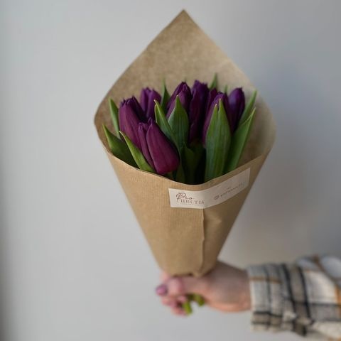 Букет из фиолетовых тюльпанов купить c доставкой по Омску