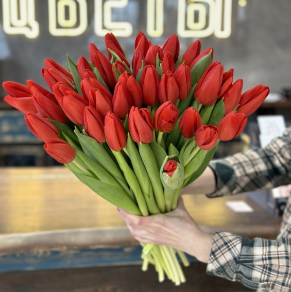 Букет из 15 красных тюльпанов купить c доставкой по Омску