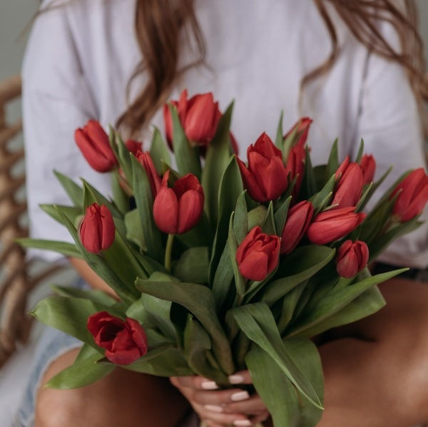 Букет из 15 тюльпанов купить c доставкой по Омску