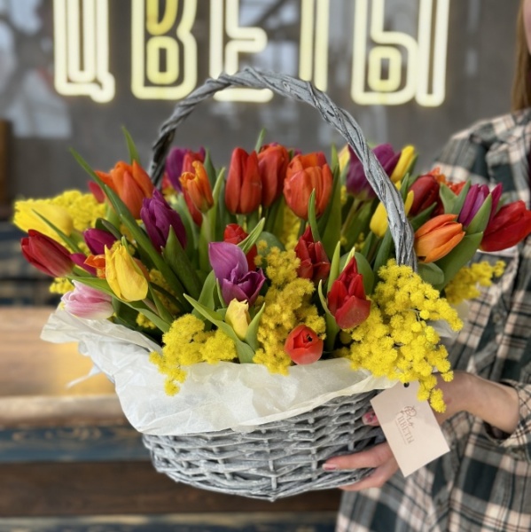 Корзина с тюльпанами купить c доставкой по Омску